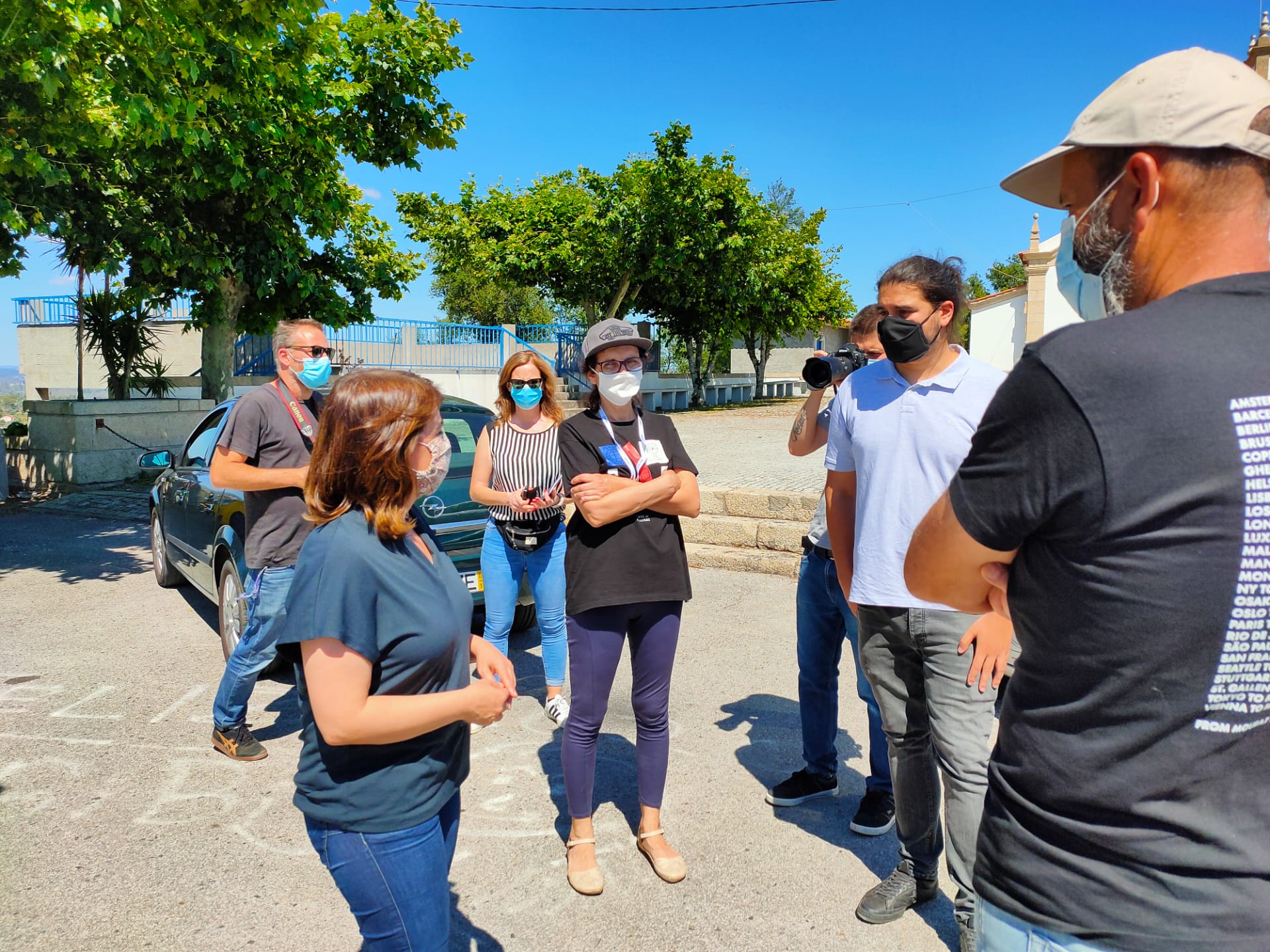 Catarina Martins com população e empresários de Mouraz