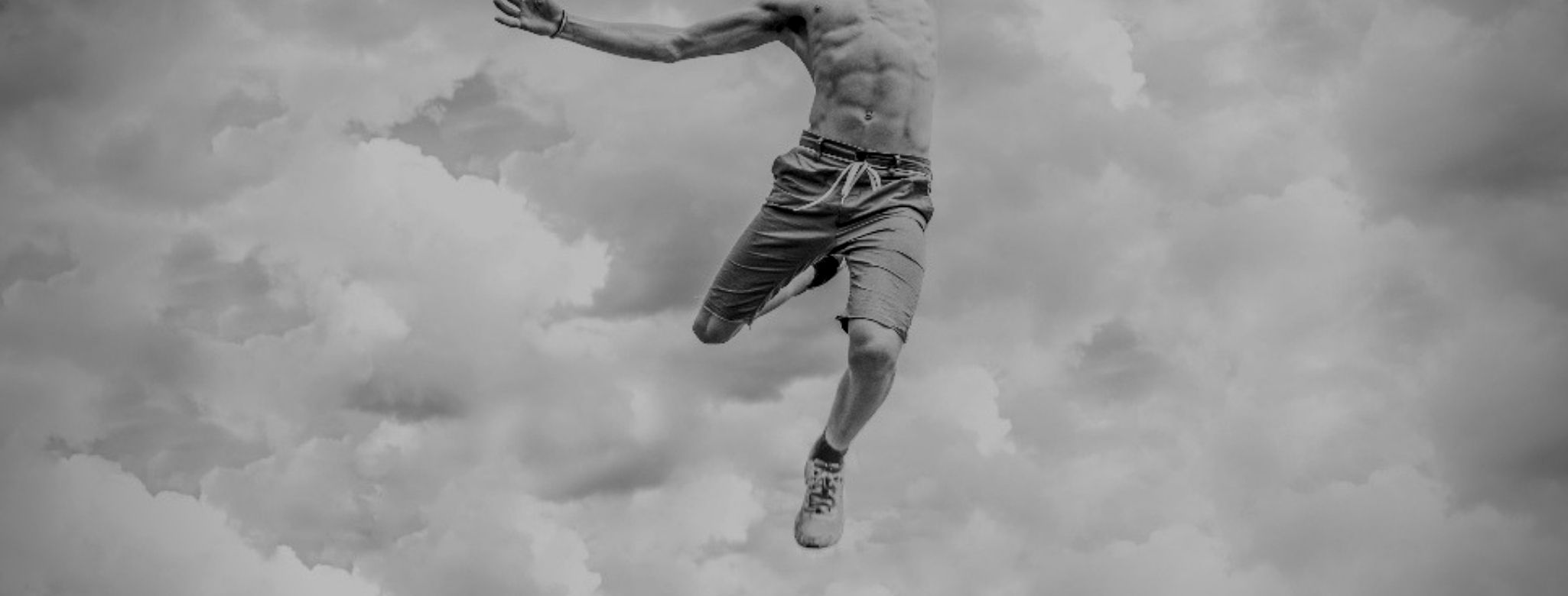 Homem a correr nas nuvens