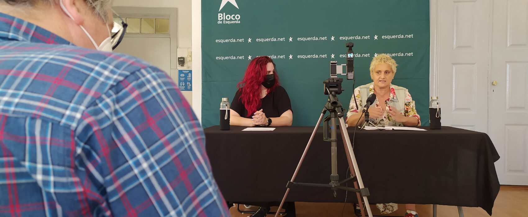 Fotografia da Conferência de Imprensa com as candidatas e um jornalista